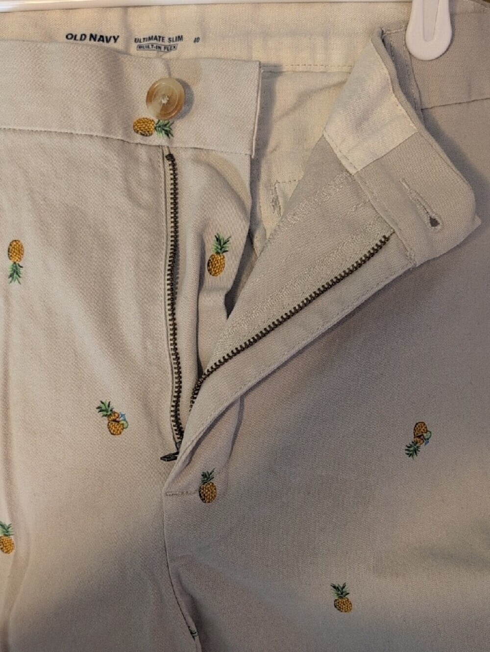 Old Navy Men's Pineapple Print Khaki Shorts - Picture 6 of 7